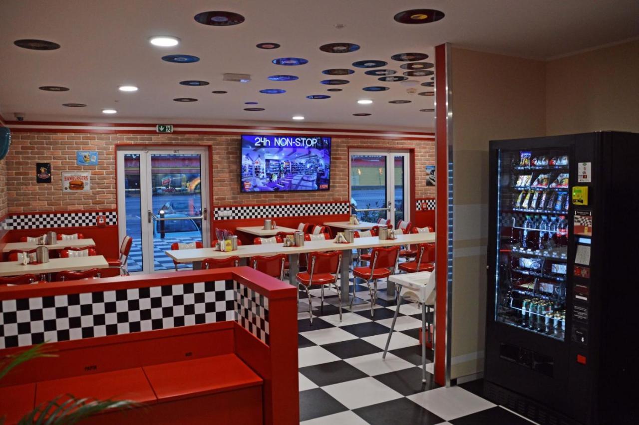 Jukebox Hotel Зноймо Екстер'єр фото