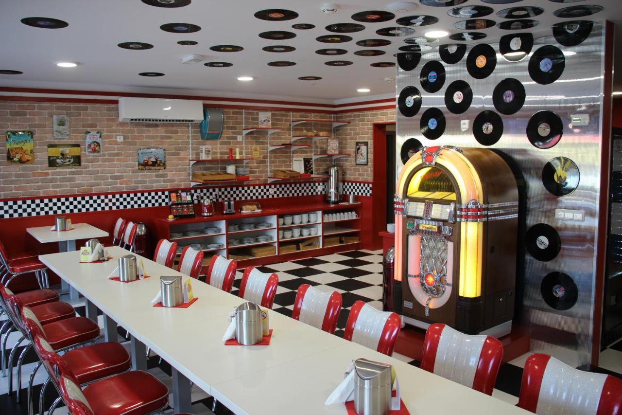 Jukebox Hotel Зноймо Екстер'єр фото