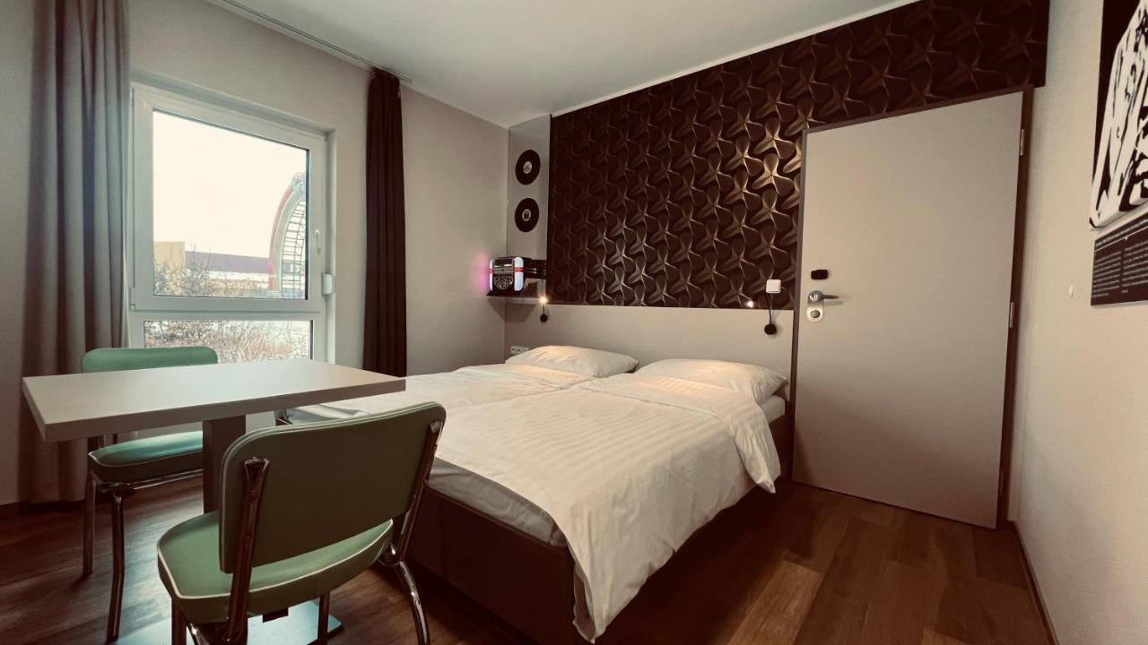 Jukebox Hotel Зноймо Екстер'єр фото