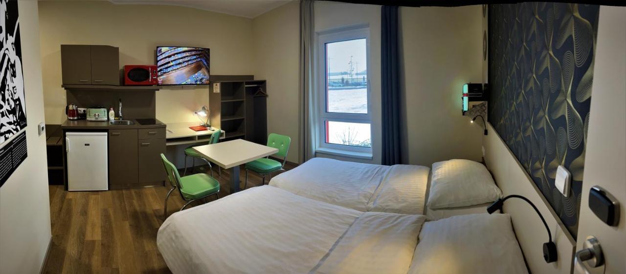 Jukebox Hotel Зноймо Екстер'єр фото