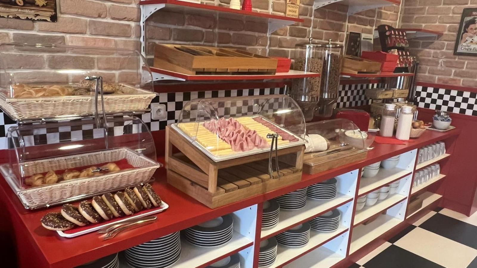 Jukebox Hotel Зноймо Екстер'єр фото