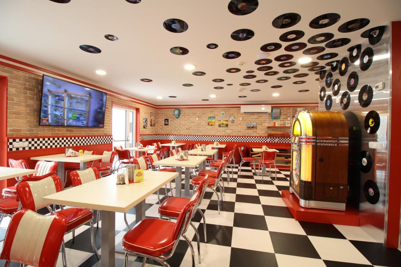 Jukebox Hotel Зноймо Екстер'єр фото